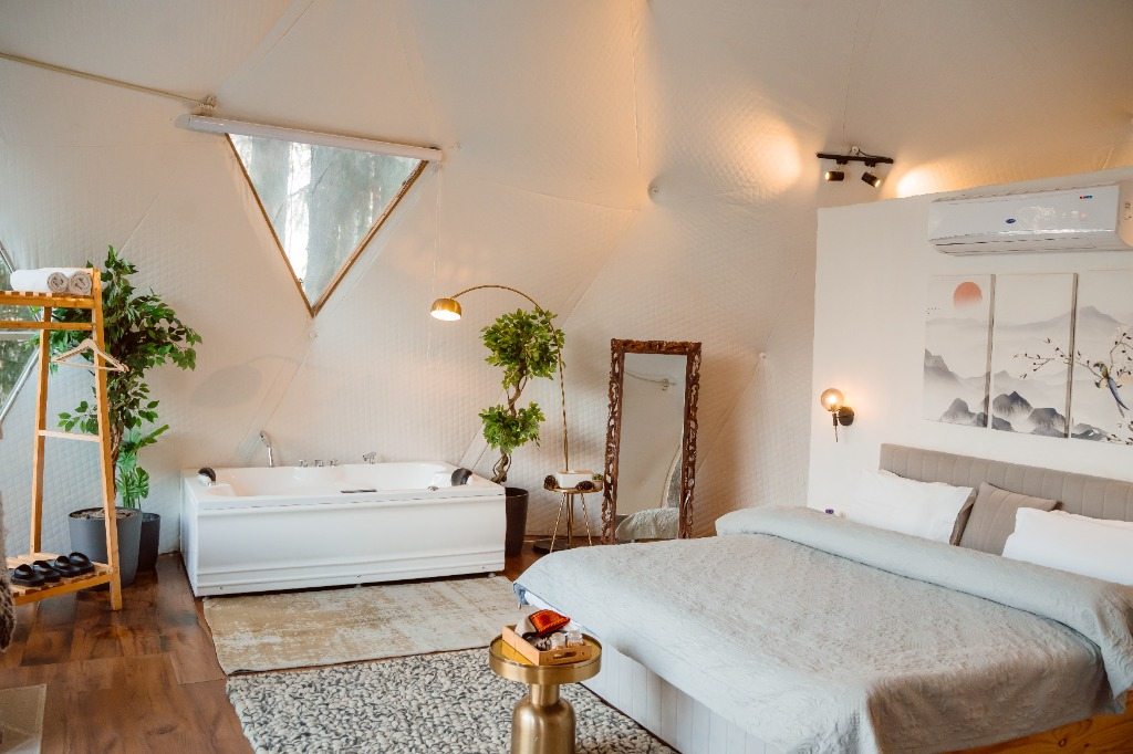 Dome interior with private bathtub and jacuzzi